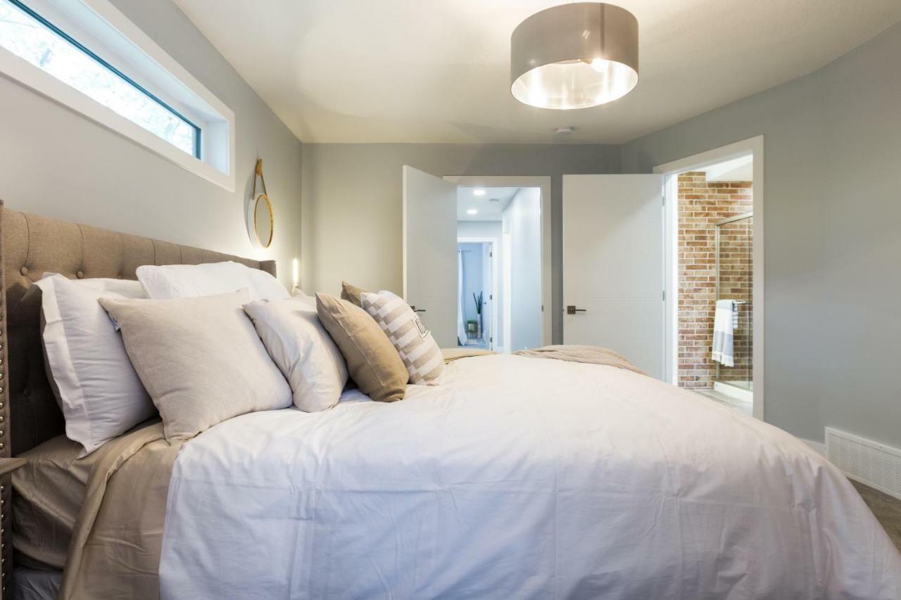 אדמונטון Contemporary Farmhouse Home - King Bed - Double Garage Parking - Free Wifi & Netflix - Long Stays Welcome מראה חיצוני תמונה