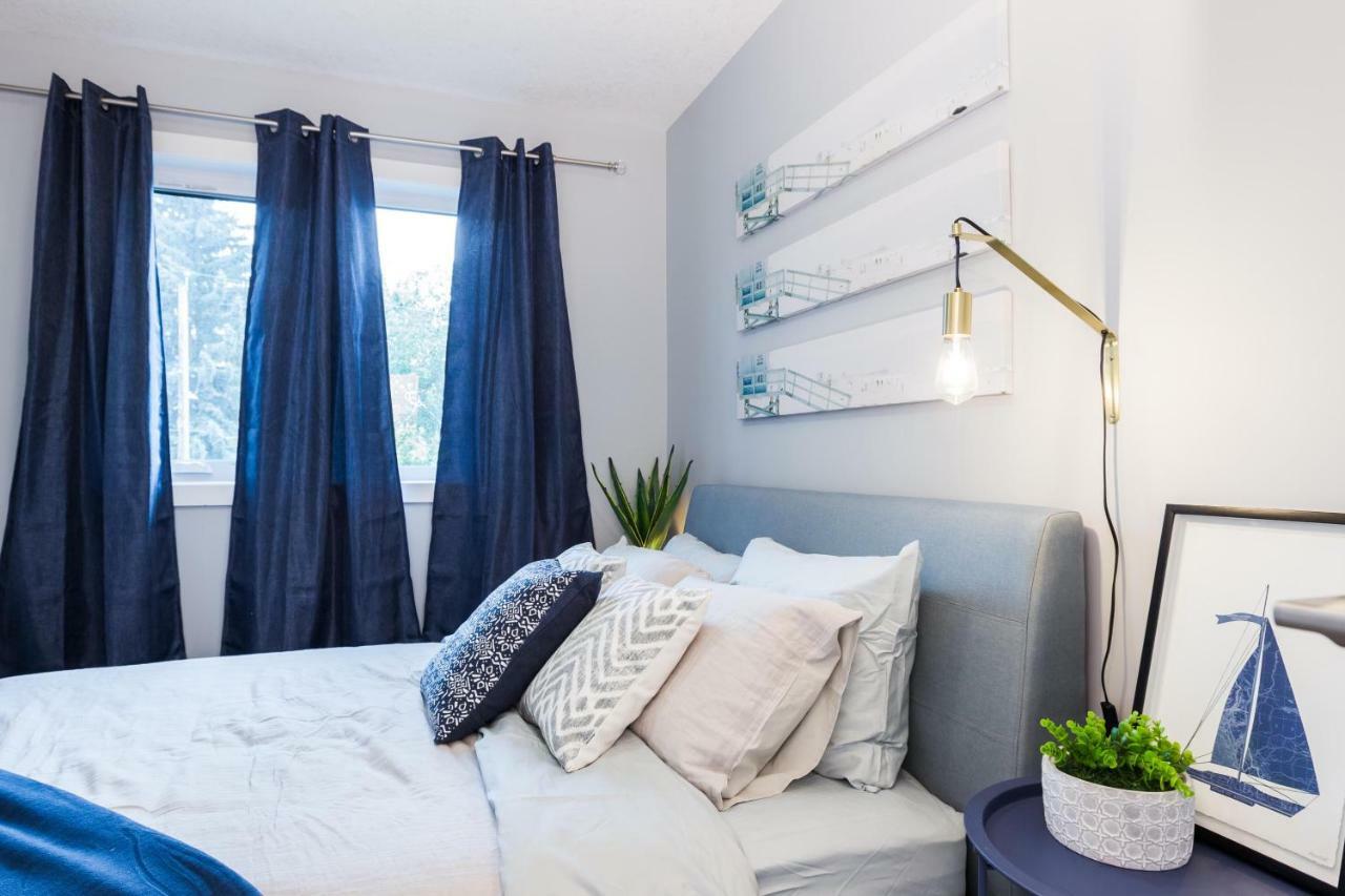 אדמונטון Contemporary Farmhouse Home - King Bed - Double Garage Parking - Free Wifi & Netflix - Long Stays Welcome מראה חיצוני תמונה